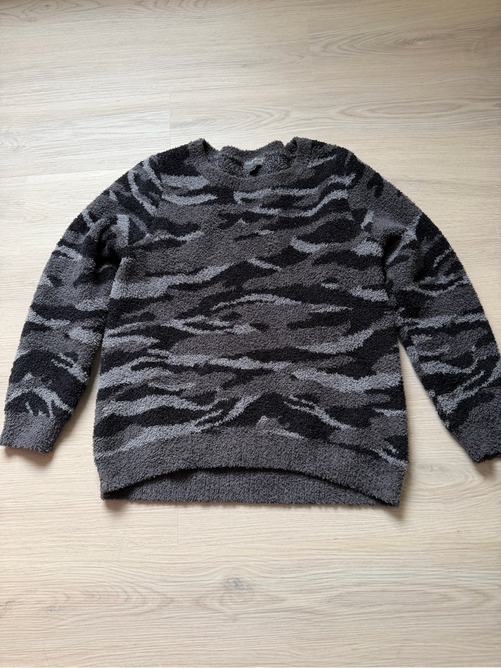 Barefoot dreams Cozy chic Women's Gray Camouflage Fuzzy Sweater Sz large